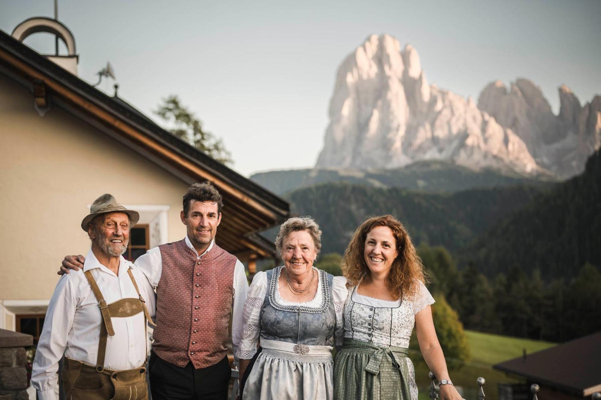 Hotel Ansitz Jakoberhof Ortisei Exteriör bild